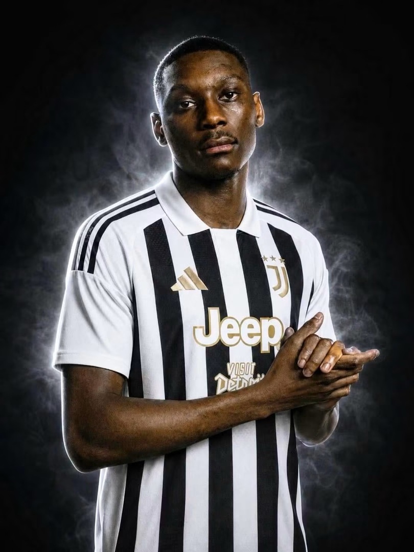 juventusfchu's tweet photo. 🇫🇷 Fontos változások a Kolo Muani transzfer kapcsán 👇

A PSG jóváhagyta az orvosi vizsgálatokat, így a francia támadó a mai nap folyamán Torinóba utazik, hogy átesen a kötelező vizsgálatokon és aláírja a szerződését.

A legfontosabb változás, hogy az üz… https://t.co/qHaA7gtmqa https://t.co/UvcxSJjx5C