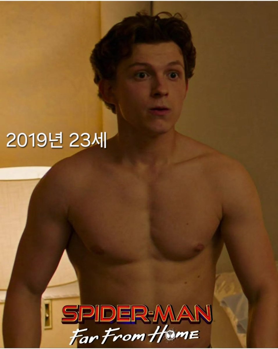 it_sallgoodman's tweet photo. 소년에서 남자로

🕸스파이더맨 톰 홀랜드의 몸매 변천사🕸

19살 처음 스파이더맨이 된 톰 홀랜드는
<시빌 워> 당시 근육이 덧대어진 슈트를 입었는데

이후 작품을 거듭할수록 의상 속 근육 보정은 점점 작아졌다고 한다 https://t.co/MjHep6ffLa