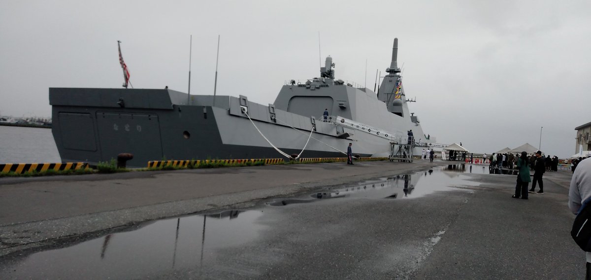 rinpu_san's tweet photo. こんにちは！
今日は、護衛艦なとりと
多用途支援艦すおうを見てきたよ。
なとり！デカい😲 https://t.co/QQTwk1nW0d