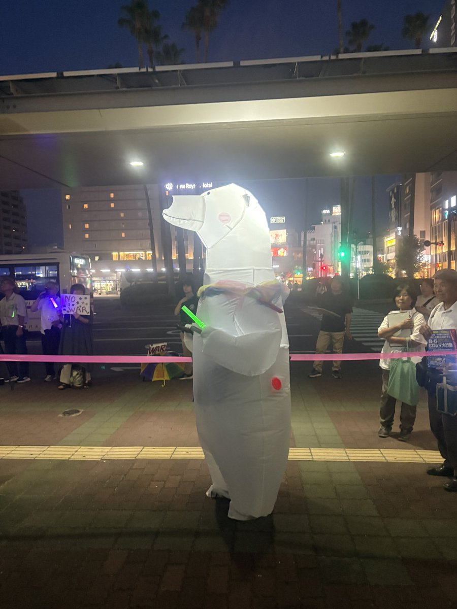 nahokohishiyama's tweet photo. 昨夜はすごく暑いなか200人が集まりました！阿波踊りシーズン真っ只中。本番徳島で阿波踊りコール爆誕したり、阿波踊りの音が流れた瞬間みんな超上手くてびっくり！そして楽しかったです✨
ご当地コールいいですね😻そしてシロクマさんやカエルも登場。シロクマの中は暑いだろうけれども見ている方は若干涼しく感じさせていただきました。
#四国徳島ペンライト集会0801