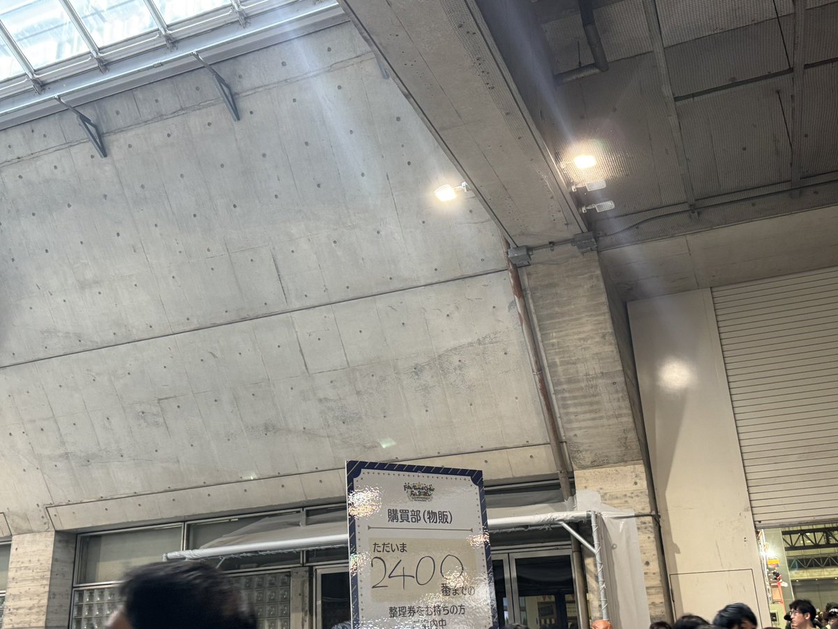 messe_33's tweet photo. @Makoto4shining 連投失礼します。ただいま公式物販入り口のこちらにおります。デイビットの痛バを所持しております。 https://t.co/rT9BRxAbTl