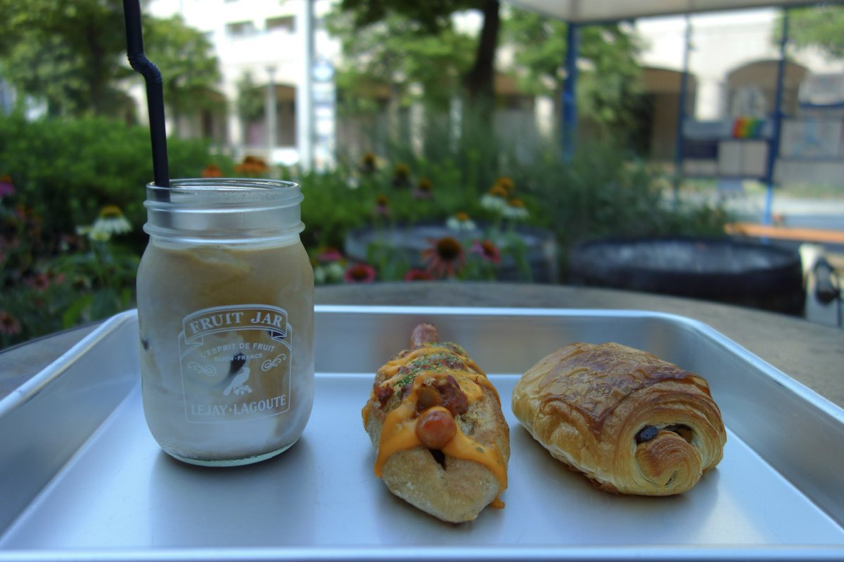 YuheiBikeAndDog's tweet photo. 今朝はパン屋めちゃくちゃ混んでた、なんで？ https://t.co/NCjYuyH9Qt