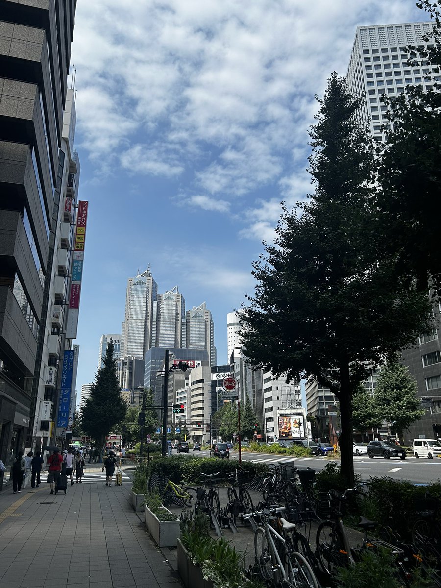 exmoexmoex1's tweet photo. 東京都心の高層ビル群を見上げると、その隙間を縫うように真っ青な夏空が広がる。

ガラス張りのビルに白い入道雲が映り込み、見上げるたびに空と街が交��している。

照りつける陽射しがビルの壁面を白く輝かせ、足元には濃い影を落とす。

#新宿
#夏の朝 https://t.co/9G9drIeWTw