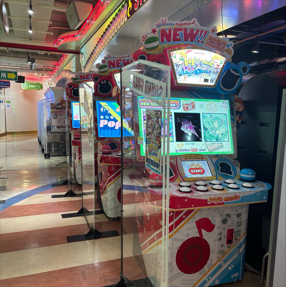 sequen2a's tweet photo. す、すごい、pop'n music筐体が縦列駐車しているッ⁉️ https://t.co/rDmr8kbrxa