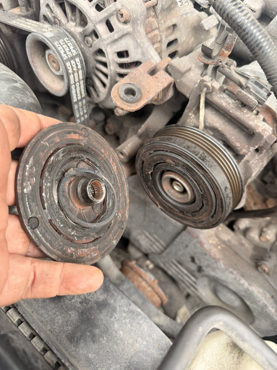 CrowMS's tweet photo. Hmm I don’t think you’re supposed to be able to SEE the ac clutch electromagnets windings

I wonder why my IG A/C fuse blew 🤪

Compressor still turns over freely, hopefully it didn’t cook the shaft seal https://t.co/i80vT0o8WY