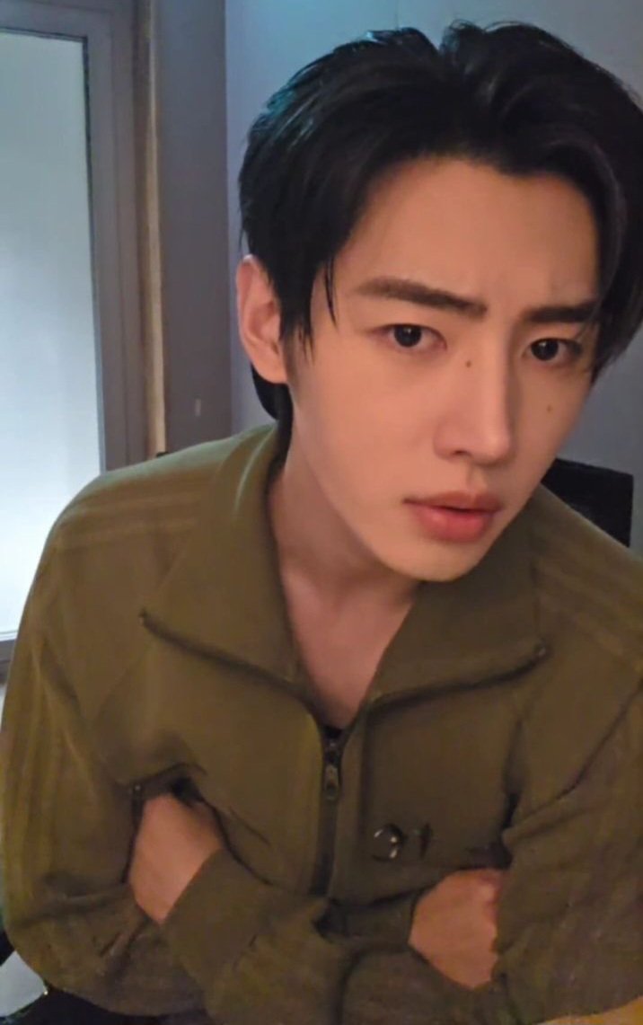 e5waf's tweet photo. @jjongtall_ 머가요 https://t.co/MM9depcj6w