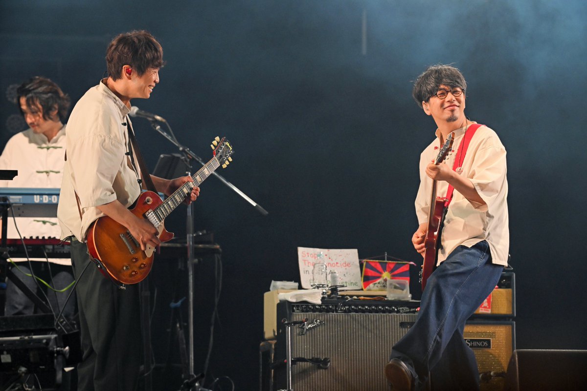 NUMBERSHOT_'s tweet photo. 【ASIAN KUNG-FU GENERATION】
スタンバイの瞬間から大歓声、名前を呼ぶ声と共にステージがスタート💫
疾走感あふれる名曲の数々で彩られるステージは、世代を超えて多くの人々に愛され続けています🫶🏻

最初から最後まで一体となって走り抜けたステージは終始大熱狂でした🔥 

#アジカン #NUMBERSHOT https://t.co/WN4YTxQ5h5