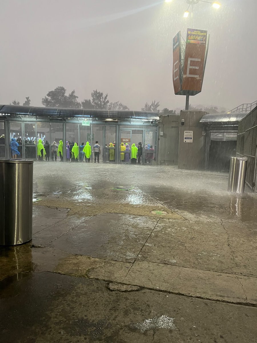 Alternofest's tweet photo. El primer abridor de Harry Styles es tremenda lluvia con granizo en el estadio GNP Seguros… https://t.co/pr16bMJ7XN