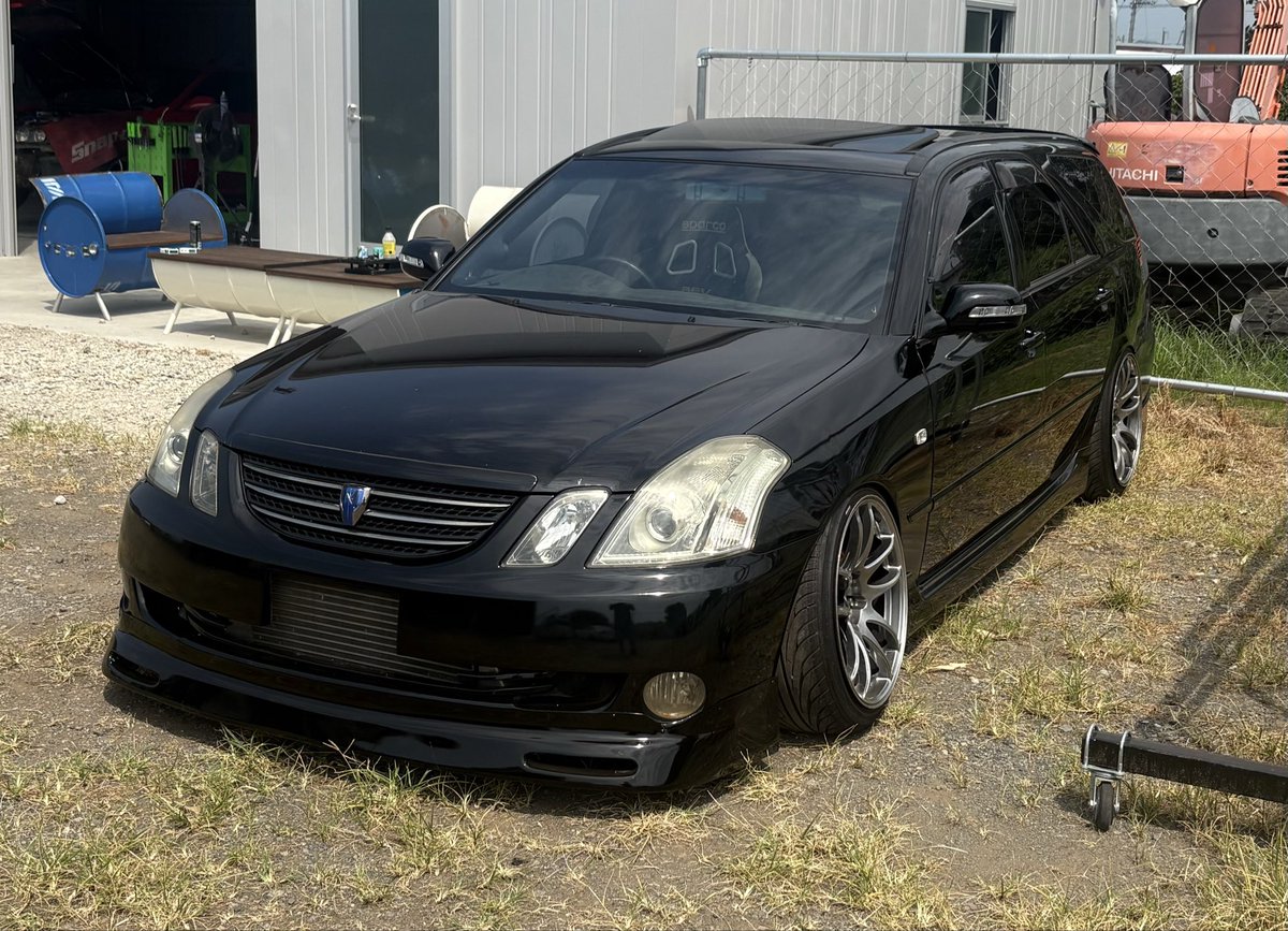 H2__WORKS's tweet photo. 当店お初のマーク2ブリッド
仕上がりましたよー！

H15 マーク2ブリット　IR-V
サンルーフ　ブラック202

新品110MT換装公認
HPI前置きインタークーラー
HKSエアクリーナー
フルタップ車高調
クスコアッパーアーム
社外マフラー
80スープラキャリパー
機械式LSD
HKSブーストコントローラー
スパルコシート
社外ブースト計
社外ステアリング
エアロ
ウィンカーミラー
WORK 極18インチ
たたき出しフェンダー
などなど

こちらの車両は弊社にて
新品110MT換装
新品ORC409Dクラッチ
MT公認を取得してお渡しになります！

うちのスタイルに仕上がったかな💦
お初でいろいろ苦闘しましたが…

是非宜しくお願い致します🙇