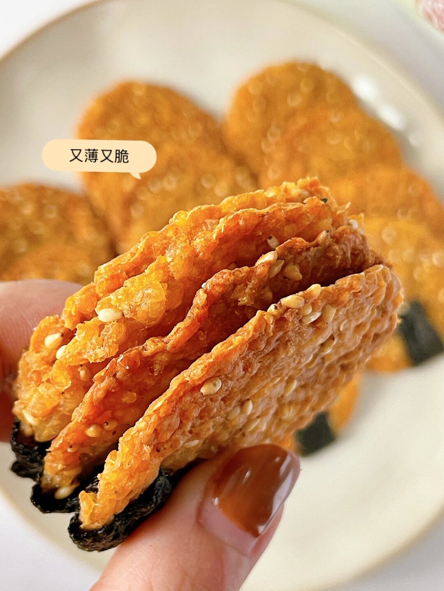 October13132851's tweet photo. 挖到一款越嚼越香的咸蛋黄脆锅巴！分享给身边追剧搭子，咸香酥脆一口一个根本停不下来～ https://t.co/ajYjsUY96p