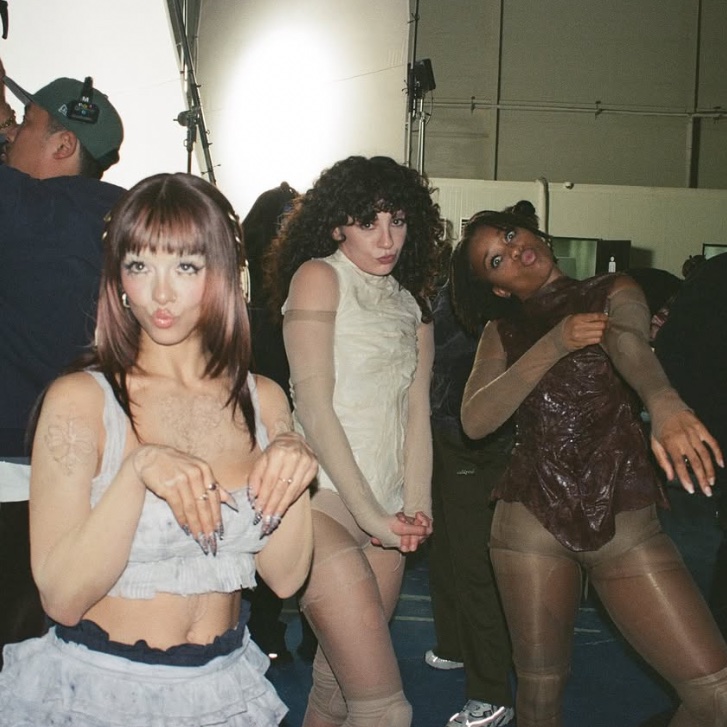 Whogabanywayew's tweet photo. THE WAY THEY HAD THE SAME DANCER 😭😭😭😭😭 TAYLANIEEEE (also Shauna ur amazing!!) https://t.co/b9GfQtoHky
