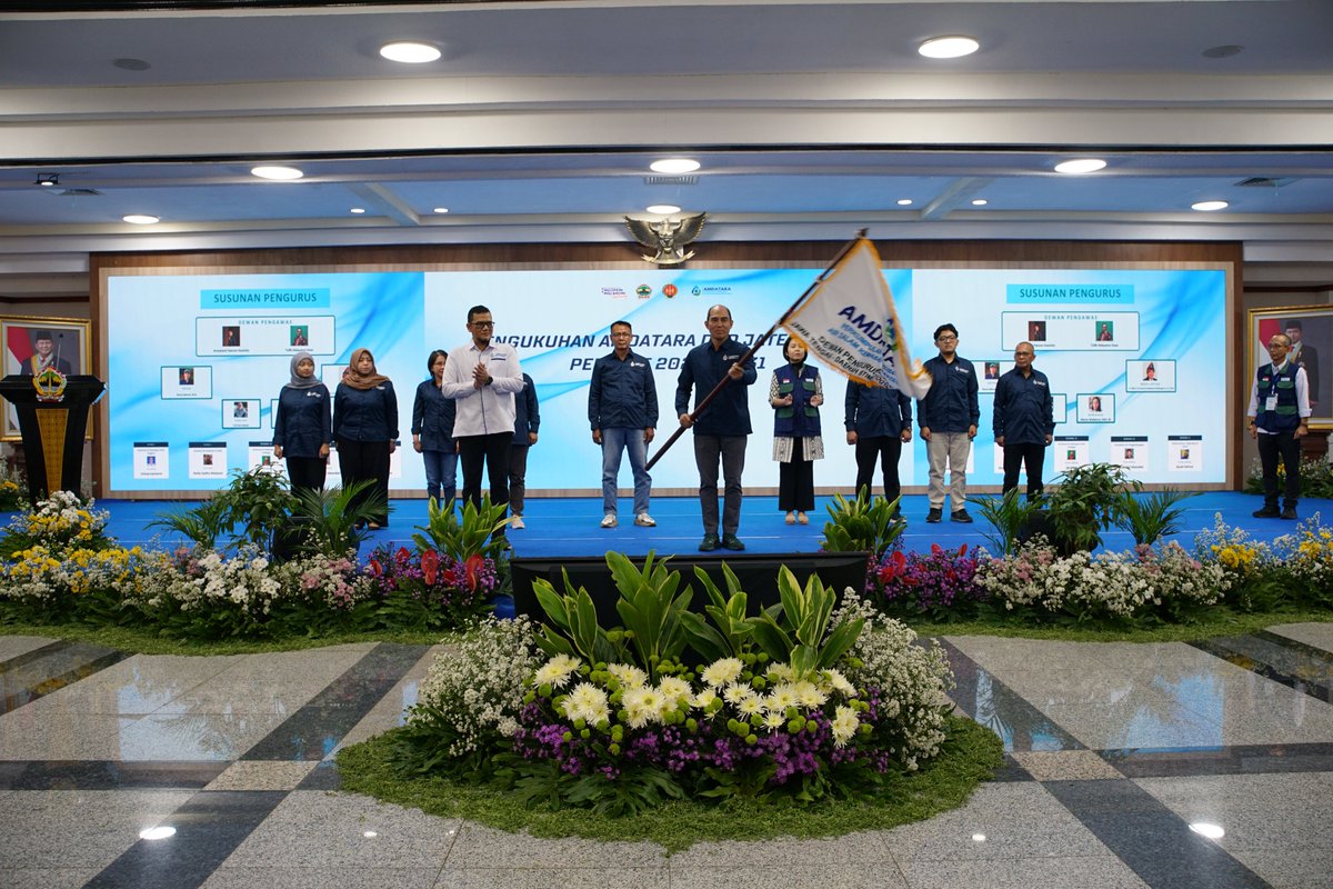amdatara's tweet photo. Perkumpulan Pengusaha Air Dalam Kemasan Nusantara (AMDATARA) resmi mengukuhkan Dewan Pimpinan Daerah (DPD) AMDATARA Jawa Tengah–Daerah Istimewa Yogyakarta (DIY) periode 2026–2031 dalam rangkaian Musyawarah Daerah (Musda) I yang diselenggarakan di Gedung Gradhika Bhakti Praja, Semarang. Kegiatan tersebut menjadi momentum penting bagi pelaku industri air minum dalam kemasan (AMDK) untuk memperkuat kolaborasi dengan pemerintah, akademisi, pegiat lingkungan, dan berbagai pemangku kepentingan dalam mendukung pertumbuhan ekonomi daerah yang berkelanjutan. Hadir dalam acara tersebut Asisten Ekonomi dan Pembangunan Sekretaris Daerah Provinsi Jawa Tengah, Urip Sihabudin, mewakili Gubernur Jawa Tengah Ahmad Luthfi, Kepala Dinas Perindustrian dan Perdagangan Provinsi Jawa Tengah July Emmylia, perwakilan Pemerintah Daerah DIY, pengurus DPP dan DPD AMDATARA, pelaku industri AMDK, industri pendukung, akademisi, pegiat lingkungan, serta mitra dan sponsor.
#amdatara #musda #AMDKnusantara #airmunumdalamkemasan