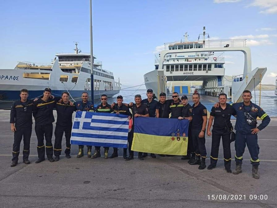 SoundwaveRotF_'s tweet photo. Το 2021 ήρθανε στην Ελλάδα για κατάσβεση πυρκαγιών 100-120 Ουκρανοί πυροσβέστες.
Η αποστολή έφτασε στη χώρα μας στις 6 Αυγούστου 2021, κατόπιν απόφασης του Προέδρου της Ουκρανίας, Βολοντίμιρ Ζελένσκι, με σκοπό να συνδράμει στην κατάσβεση των καταστροφικών δασικών πυρκαγιών, επιχειρώντας κυρίως στο μέτωπο της Βόρειας Εύβοιας.
Οι πυροσβέστες που μεταβαίνουν σε άλλες χώρες για την κατάσβεση πυρκαγιών πληρώνονται από τη πατρίδα τους ως εν ενεργεία δημόσιοι λειτουργοί της χώρας τους,
Στην Ελλάδα έχουν έρθει για να συνδράμουν στη κατάσβεση πυρκαγιάς από πολλές χώρες
οπως Γαλλία, Γερμανία, Αυστρία, Πολωνία, Μάλτα, Φινλανδία,Νορβηγία, Ρουμανία, Βουλγαρία, Σλοβακία, Τσεχία, Μολδαβία και Ουκρανία.
Η μόνες φορές που έχουν έρθει Ρώσοι είναι επί πληρωμή του πληρώματος  Beriev Be-200 και Ilyushin Il-76  μαζί με το κλιμάκιο τους.