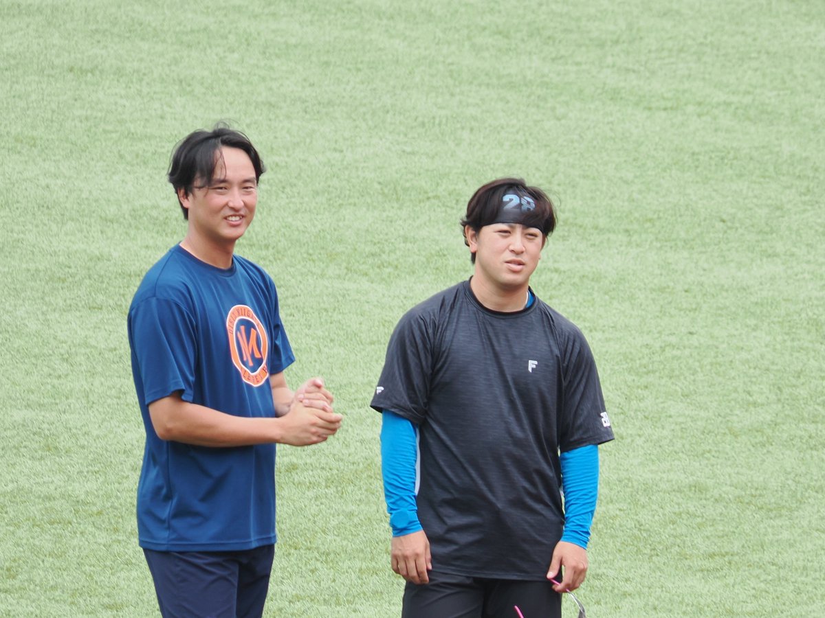 INABA_929's tweet photo. ウォーミングアップ中のチーム間交流。

···というか、旧友の温め？

#lovefighters
#オイシックス新潟アルビレックスBC https://t.co/wFDbBdgCuB