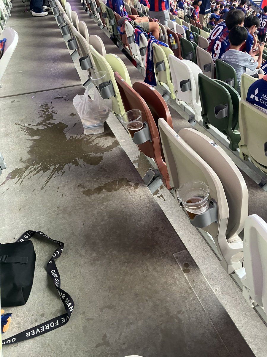 ihka15's tweet photo. 昨日横の大学生っぽい3人組がビール盛大にこぼして放置してて最悪だった

下の列まで溢してた

めちゃくちゃ迷ったけど、俺のタオル渡して

「FC東京主催の試合だし、今日はゴール裏も指定席だから拭いてほしい」

と伝えた。

サッカー観戦100試合くらいしてるけど、はじめて他人に注意したわ……… https://t.co/WF1avGfL5u
