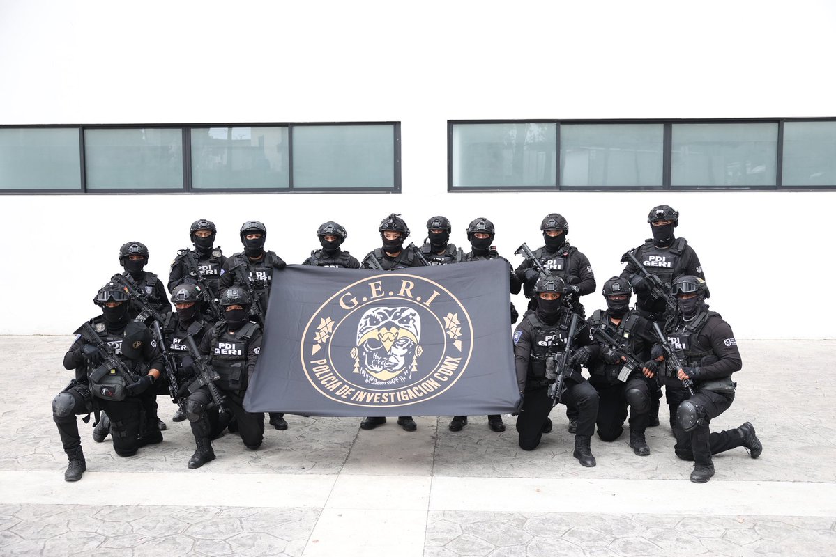 FiscaliaCDMX's tweet photo. 15 agentes del GERI de la @PDI_FGJCDMX se capacitaron, junto con personal de la @SSC_CDMX, en el taller Circuito de decisiones críticas en intervenciones policiales, organizado por el IFPES en las instalaciones de la UNIPOL.

Durante tres días, con el acompañamiento de especialistas de Colombia y España, trabajaron en análisis de riesgos, gestión de crisis, intervención en espacios cerrados y actuación coordinada mediante los modelos OEDA —observar, evaluar, decidir y actuar— y SEAL —ver, evaluar, actuar y aprender—.

Este taller fortalece la capacidad del personal policial para tomar decisiones bajo presión, reducir riesgos y proteger a las personas presentes durante una intervención.

Más información 👇
https://t.co/ssO8C2Z058