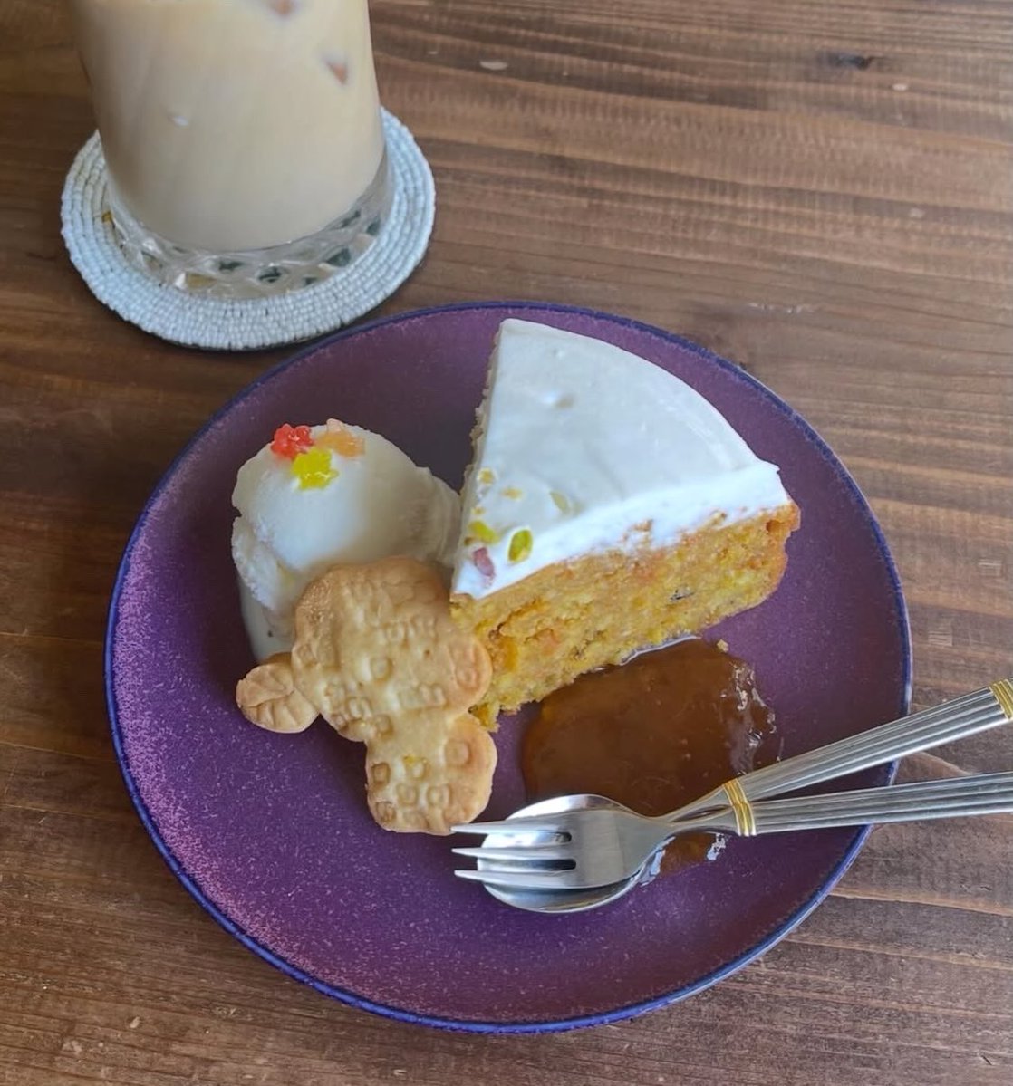 rahat_tearoom's tweet photo. おはようございます☀
昨日もご来店ありがとうございました。

8/2(日) 12〜22時
オープンです🌼

昨日から始まったすいかソーダ早速好評です🍉

夏キャロットケーキ
梅キーマカレー
本日もご提供いたします𖦊

焼菓子も各種ご用意してます。
店内お召し上がりも可能ですので、食後のおやつにどうぞ🍪 https://t.co/9dE1iSnbXF