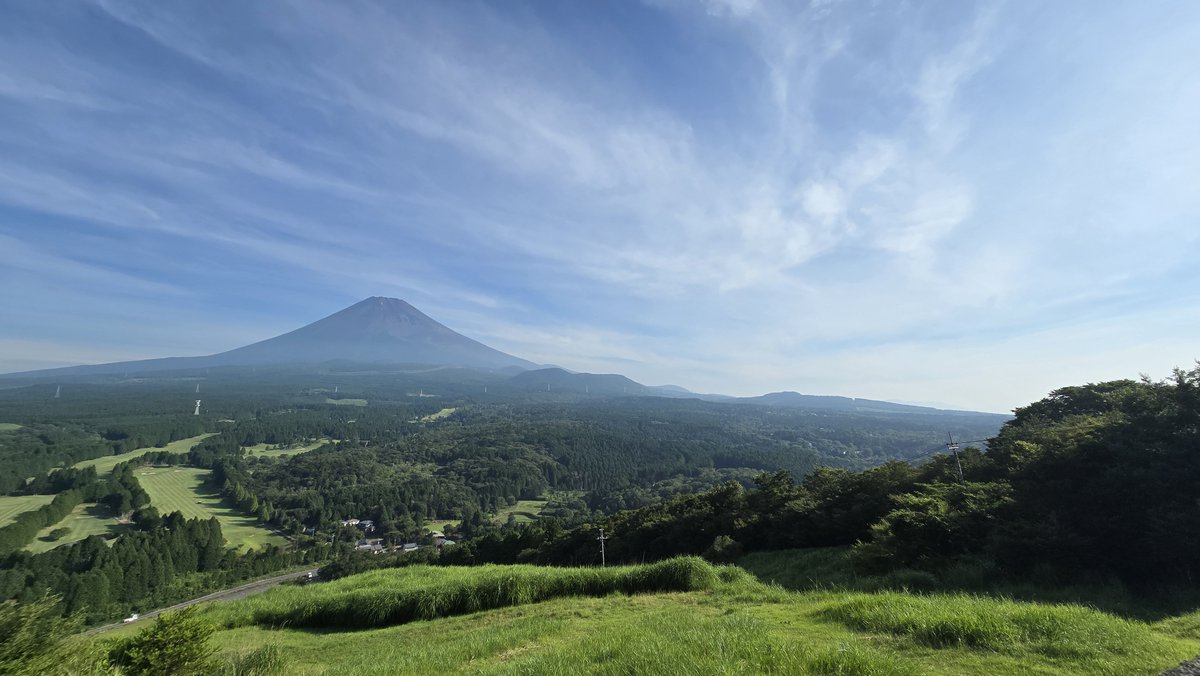 yotubit428's tweet photo. 昨日疲れすぎて上げ忘れてたものを( ´･ω･)⊃ ｽｯ
めっちゃ富士山が近くに見えましたし、滝はとても綺麗で涼しかった☺️
でもプチ登山と長ーい階段の昇り降りはさすがに疲れた…_( _ *`ω､)_ https://t.co/uxNCPGHM8t