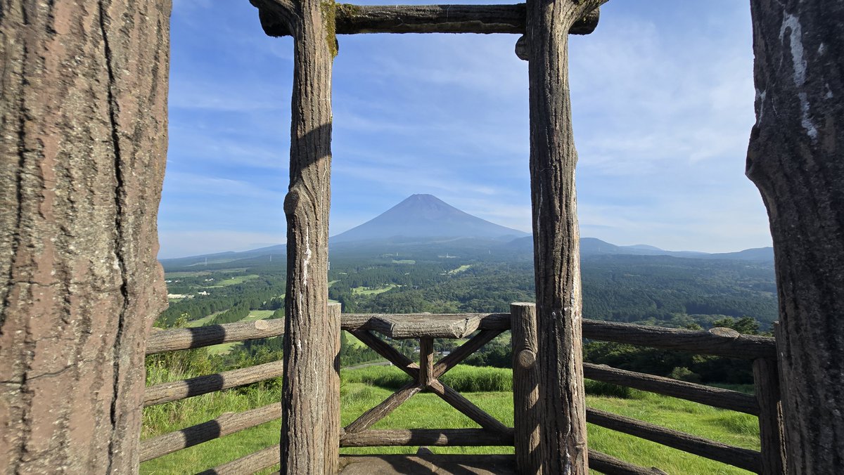 yotubit428's tweet photo. 昨日疲れすぎて上げ忘れてたものを( ´･ω･)⊃ ｽｯ
めっちゃ富士山が近くに見えましたし、滝はとても綺麗で涼しかった☺️
でもプチ登山と長ーい階段の昇り降りはさすがに疲れた…_( _ *`ω､)_ https://t.co/uxNCPGHM8t