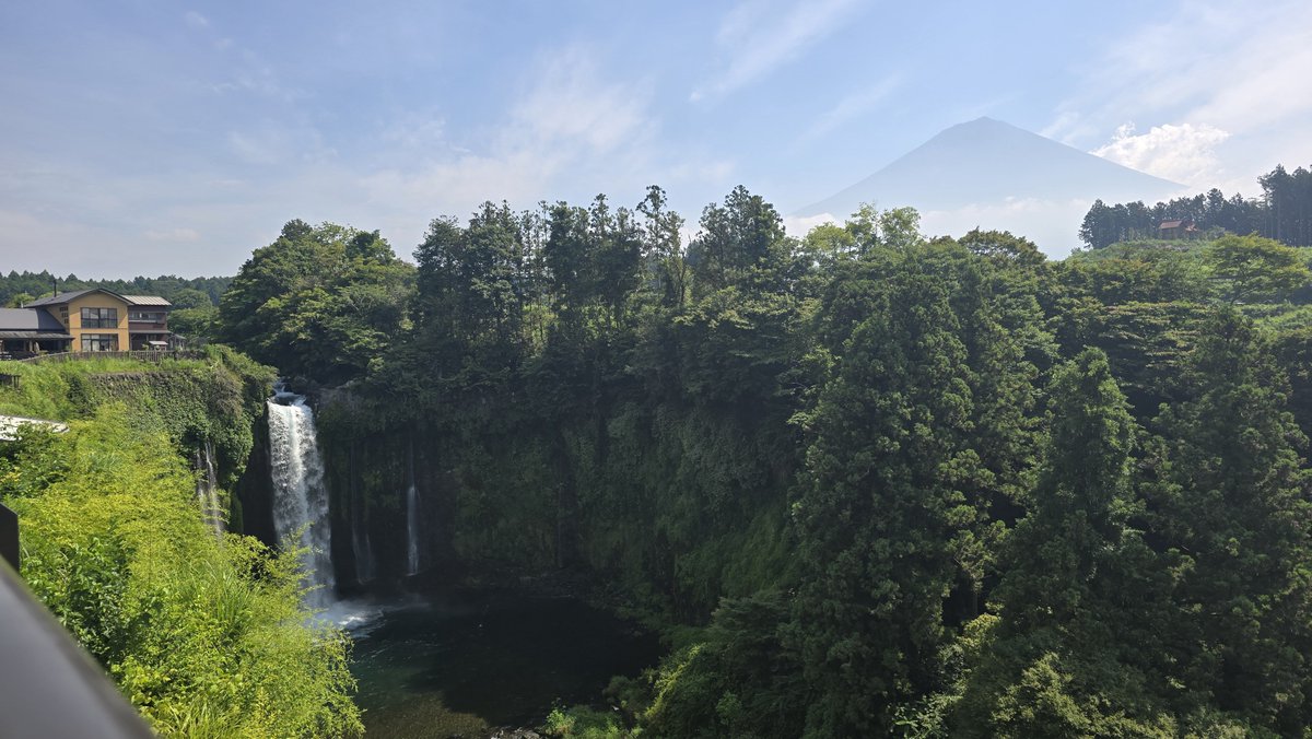 yotubit428's tweet photo. 昨日疲れすぎて上げ忘れてたものを( ´･ω･)⊃ ｽｯ
めっちゃ富士山が近くに見えましたし、滝はとても綺麗で涼しかった☺️
でもプチ登山と長ーい階段の昇り降りはさすがに疲れた…_( _ *`ω､)_ https://t.co/uxNCPGHM8t