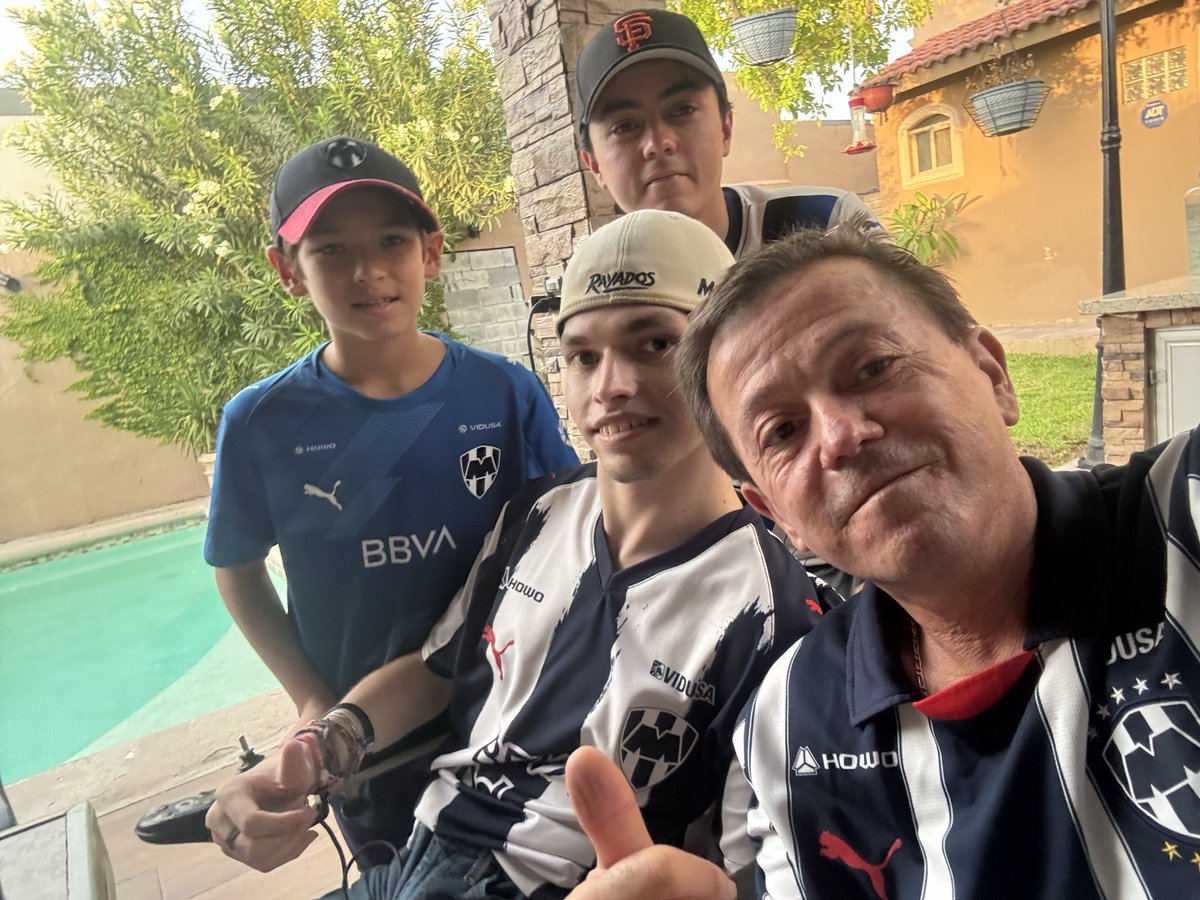 lavg71's tweet photo. @TUDNMEX #SabadoFutbolero
Vamos Rayados !!!!
Con mi ahijado Eduardo y más Rayados https://t.co/KXWwZqgLuZ