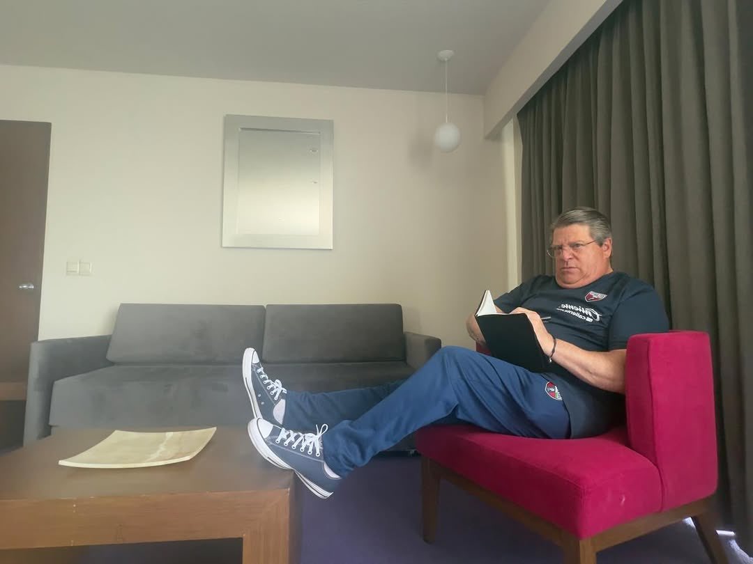 tudimebeto's tweet photo. La foto que subió Miguel Herrera trabajando, me cae muy bien jajajaja https://t.co/Fg8ZoJpGUH