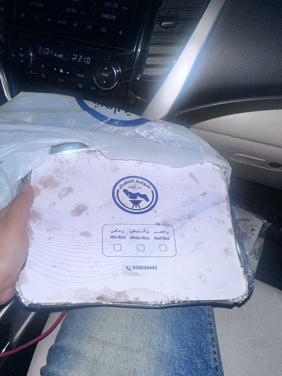 Smash1014314's tweet photo. Warga Indonesia yang tinggal di Arab Saudi, mau tanya dong.

Memang budaya orang lokal di sana sering berbagi makanan ke orang yang nggak dikenal ya?

Tadi suamiku baru aja parkir, tiba-tiba ada bapak-bapak Arab ngasih satu bungkus makanan sambil bilang,

"Ini buat kamu. Belum saya sentuh, tinggal dipanasin di microwave."

Suamiku sampai agak syok. 😅

Aku juga jadi bingung, soalnya baru pertama kali dikasih makanan sama orang yang benar-benar nggak kenal.

Jadi masih agak ragu buat makan. 🙏