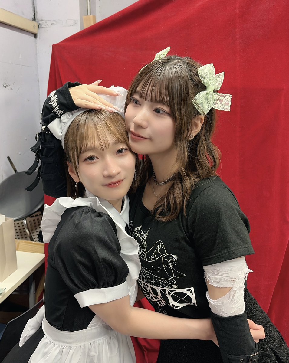 mmeo_914's tweet photo. すずちま！！！
ほんの少しだけ人見知りが解けていたような、そんなそんな気がした
すずちゃんの声は唯一無二で、優しくて温かくて、でも力強い煽りが涙腺を緩くする。
小さくて可愛くておっとりしてるのにステージになるととてつもない光を放つから目が離せない、でも本当最後帰る時のたまたま目があって見てしまったあくびが可愛くて抱きしめてしまいました

また会えるの楽しみにしてるね