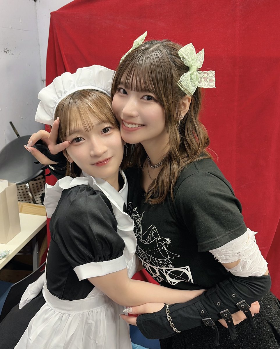 mmeo_914's tweet photo. すずちま！！！
ほんの少しだけ人見知りが解けていたような、そんなそんな気がした
すずちゃんの声は唯一無二で、優しくて温かくて、でも力強い煽りが涙腺を緩くする。
小さくて可愛くておっとりしてるのにステージになるととてつもない光を放つから目が離せない、でも本当最後帰る時のたまたま目があって見てしまったあくびが可愛くて抱きしめてしまいました

また会えるの楽しみにしてるね