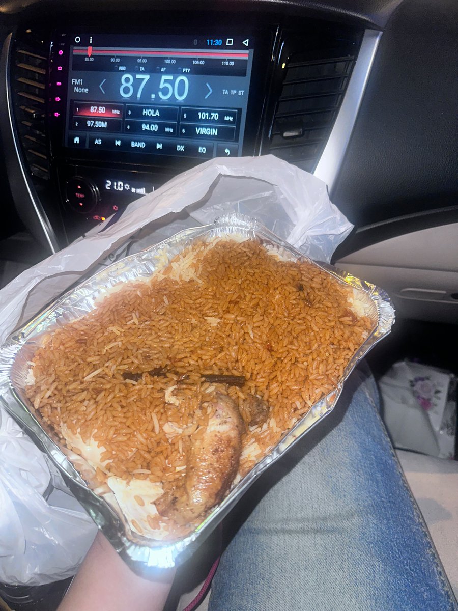 Smash1014314's tweet photo. Warga Indonesia yang tinggal di Arab Saudi, mau tanya dong.

Memang budaya orang lokal di sana sering berbagi makanan ke orang yang nggak dikenal ya?

Tadi suamiku baru aja parkir, tiba-tiba ada bapak-bapak Arab ngasih satu bungkus makanan sambil bilang,

"Ini buat kamu. Belum saya sentuh, tinggal dipanasin di microwave."

Suamiku sampai agak syok. 😅

Aku juga jadi bingung, soalnya baru pertama kali dikasih makanan sama orang yang benar-benar nggak kenal.

Jadi masih agak ragu buat makan. 🙏