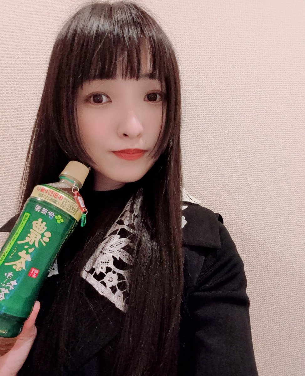 haruna_terada's tweet photo. 暑い日が続いていますが、みなさんいかがお過ごしですか？☀️

私は濃いお茶を飲んで、この暑さを乗り切っています🍵😄

みなさんは、この夏の暑さ対策や「これが欠かせない！」というものはありますか？ぜひ教えてください✨ https://t.co/Gcdn8Ew4Qu