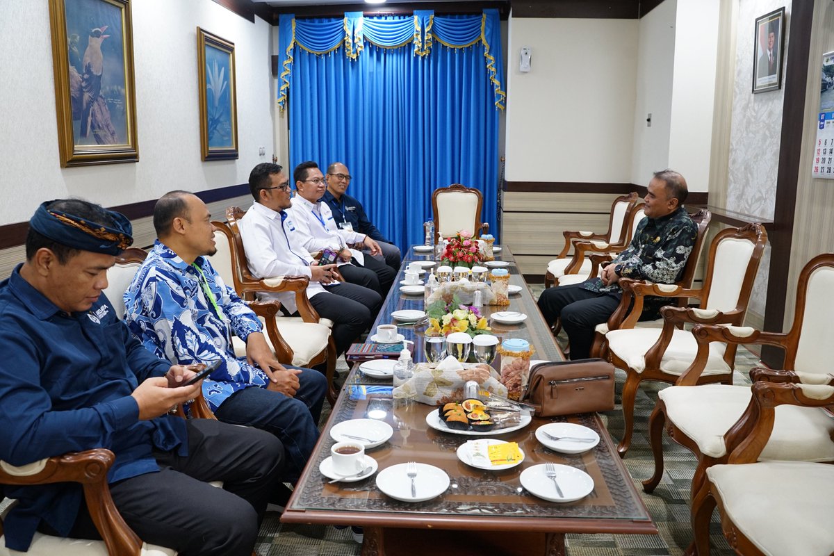 amdatara's tweet photo. Ketua Umum DPP AMDATARA, Karyanto Wibowo, menyampaikan bahwa Jawa Tengah memiliki posisi yang sangat strategis dalam perkembangan industri AMDK nasional. Dengan sekitar 131 perusahaan yang beroperasi di wilayah Jawa Tengah, provinsi ini menjadi salah satu basis industri AMDK terbesar di Indonesia dan memainkan peran penting dalam penyediaan air minum yang aman dan berkualitas bagi masyarakat.  Menurut Karyanto, pengukuhan pengurus baru bukan sekadar agenda organisasi, tetapi juga langkah penting untuk memperkuat kontribusi industri terhadap pembangunan daerah. Ia menegaskan bahwa ke depan AMDATARA akan terus mendorong sinergi yang lebih erat dengan pemerintah, memperkuat kepatuhan terhadap regulasi, serta mengembangkan berbagai program keberlanjutan yang memberikan manfaat bagi masyarakat dan lingkungan.  “Pengurus baru akan memperkuat sinergi dengan pemerintah, menjaga kepatuhan regulasi, serta mendorong konservasi air dan pengelolaan kemasan pascakonsumsi. Tugas utama kami adalah menjaga keberlanjutan sumber daya air, mengembangkan ekonomi sirkular dan daur ulang kemasan, memperkuat kepatuhan terhadap standar mutu produk, serta membangun kemitraan strategis dengan berbagai pemangku kepentingan,” ujar Karyanto.  Ia juga menjelaskan bahwa AMDATARA yang berdiri pada tahun 2025 kini telah berkembang menjadi wadah bagi lebih dari 100 perusahaan dengan lebih dari 200 merek AMDK di Indonesia. Karena itu, AMDATARA berkomitmen tidak hanya mendorong pertumbuhan industri, tetapi juga memastikan bahwa pertumbuhan tersebut berjalan seiring dengan pelestarian lingkungan.  “Bagi kami, AMDATARA bukan hanya tentang industri. Kami ingin menjadi bagian dari solusi. Semangat kami adalah ngelakoni lan ngopeni Jawa Tengah—bertumbuh bersama masyarakat sekaligus menjaga sumber daya alam agar tetap lestari bagi generasi yang akan datang,” tambahnya.
#amdatara #musda #AMDKnusantara #airmunumdalamkemasan