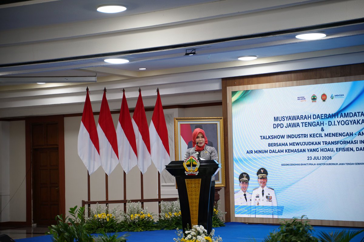 amdatara's tweet photo. Ketua Umum DPP AMDATARA, Karyanto Wibowo, menyampaikan bahwa Jawa Tengah memiliki posisi yang sangat strategis dalam perkembangan industri AMDK nasional. Dengan sekitar 131 perusahaan yang beroperasi di wilayah Jawa Tengah, provinsi ini menjadi salah satu basis industri AMDK terbesar di Indonesia dan memainkan peran penting dalam penyediaan air minum yang aman dan berkualitas bagi masyarakat.  Menurut Karyanto, pengukuhan pengurus baru bukan sekadar agenda organisasi, tetapi juga langkah penting untuk memperkuat kontribusi industri terhadap pembangunan daerah. Ia menegaskan bahwa ke depan AMDATARA akan terus mendorong sinergi yang lebih erat dengan pemerintah, memperkuat kepatuhan terhadap regulasi, serta mengembangkan berbagai program keberlanjutan yang memberikan manfaat bagi masyarakat dan lingkungan.  “Pengurus baru akan memperkuat sinergi dengan pemerintah, menjaga kepatuhan regulasi, serta mendorong konservasi air dan pengelolaan kemasan pascakonsumsi. Tugas utama kami adalah menjaga keberlanjutan sumber daya air, mengembangkan ekonomi sirkular dan daur ulang kemasan, memperkuat kepatuhan terhadap standar mutu produk, serta membangun kemitraan strategis dengan berbagai pemangku kepentingan,” ujar Karyanto.  Ia juga menjelaskan bahwa AMDATARA yang berdiri pada tahun 2025 kini telah berkembang menjadi wadah bagi lebih dari 100 perusahaan dengan lebih dari 200 merek AMDK di Indonesia. Karena itu, AMDATARA berkomitmen tidak hanya mendorong pertumbuhan industri, tetapi juga memastikan bahwa pertumbuhan tersebut berjalan seiring dengan pelestarian lingkungan.  “Bagi kami, AMDATARA bukan hanya tentang industri. Kami ingin menjadi bagian dari solusi. Semangat kami adalah ngelakoni lan ngopeni Jawa Tengah—bertumbuh bersama masyarakat sekaligus menjaga sumber daya alam agar tetap lestari bagi generasi yang akan datang,” tambahnya.
#amdatara #musda #AMDKnusantara #airmunumdalamkemasan