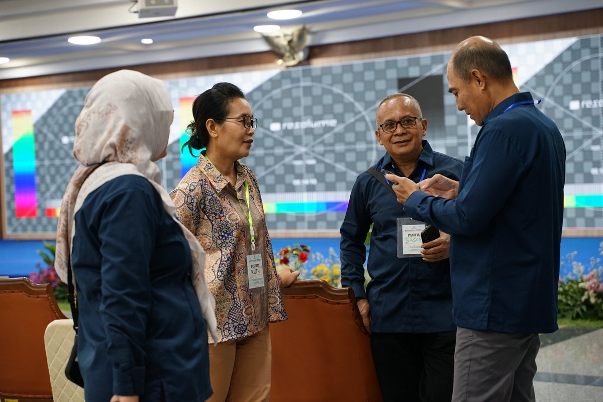 amdatara's tweet photo. Ketua Umum DPP AMDATARA, Karyanto Wibowo, menyampaikan bahwa Jawa Tengah memiliki posisi yang sangat strategis dalam perkembangan industri AMDK nasional. Dengan sekitar 131 perusahaan yang beroperasi di wilayah Jawa Tengah, provinsi ini menjadi salah satu basis industri AMDK terbesar di Indonesia dan memainkan peran penting dalam penyediaan air minum yang aman dan berkualitas bagi masyarakat.  Menurut Karyanto, pengukuhan pengurus baru bukan sekadar agenda organisasi, tetapi juga langkah penting untuk memperkuat kontribusi industri terhadap pembangunan daerah. Ia menegaskan bahwa ke depan AMDATARA akan terus mendorong sinergi yang lebih erat dengan pemerintah, memperkuat kepatuhan terhadap regulasi, serta mengembangkan berbagai program keberlanjutan yang memberikan manfaat bagi masyarakat dan lingkungan.  “Pengurus baru akan memperkuat sinergi dengan pemerintah, menjaga kepatuhan regulasi, serta mendorong konservasi air dan pengelolaan kemasan pascakonsumsi. Tugas utama kami adalah menjaga keberlanjutan sumber daya air, mengembangkan ekonomi sirkular dan daur ulang kemasan, memperkuat kepatuhan terhadap standar mutu produk, serta membangun kemitraan strategis dengan berbagai pemangku kepentingan,” ujar Karyanto.  Ia juga menjelaskan bahwa AMDATARA yang berdiri pada tahun 2025 kini telah berkembang menjadi wadah bagi lebih dari 100 perusahaan dengan lebih dari 200 merek AMDK di Indonesia. Karena itu, AMDATARA berkomitmen tidak hanya mendorong pertumbuhan industri, tetapi juga memastikan bahwa pertumbuhan tersebut berjalan seiring dengan pelestarian lingkungan.  “Bagi kami, AMDATARA bukan hanya tentang industri. Kami ingin menjadi bagian dari solusi. Semangat kami adalah ngelakoni lan ngopeni Jawa Tengah—bertumbuh bersama masyarakat sekaligus menjaga sumber daya alam agar tetap lestari bagi generasi yang akan datang,” tambahnya.
#amdatara #musda #AMDKnusantara #airmunumdalamkemasan