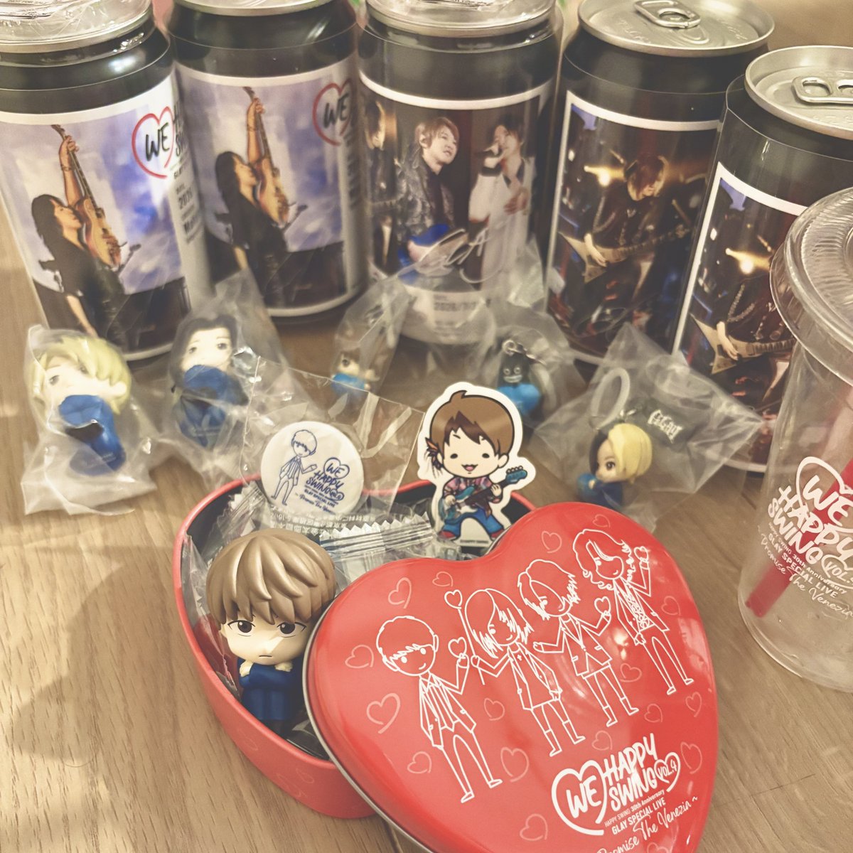 banli_co's tweet photo. 幕張2DAYSの幸せ(ღ˘ ˘ღ)ﾎﾟｯ♡
全部は揃わなかったけど、それを含めてもGLAYが家にいること、ひとつひとつに思い出があること、こーゆうのが幸せというんだろうなって思います😊
#GLAY #幕張 https://t.co/PnAlvzLCN8