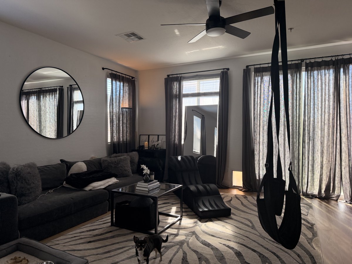 meganmecrazyXX's tweet photo. Awww. My living room is Functional &amp; made for sex . Like me . lol https://t.co/C4kaGDROcj