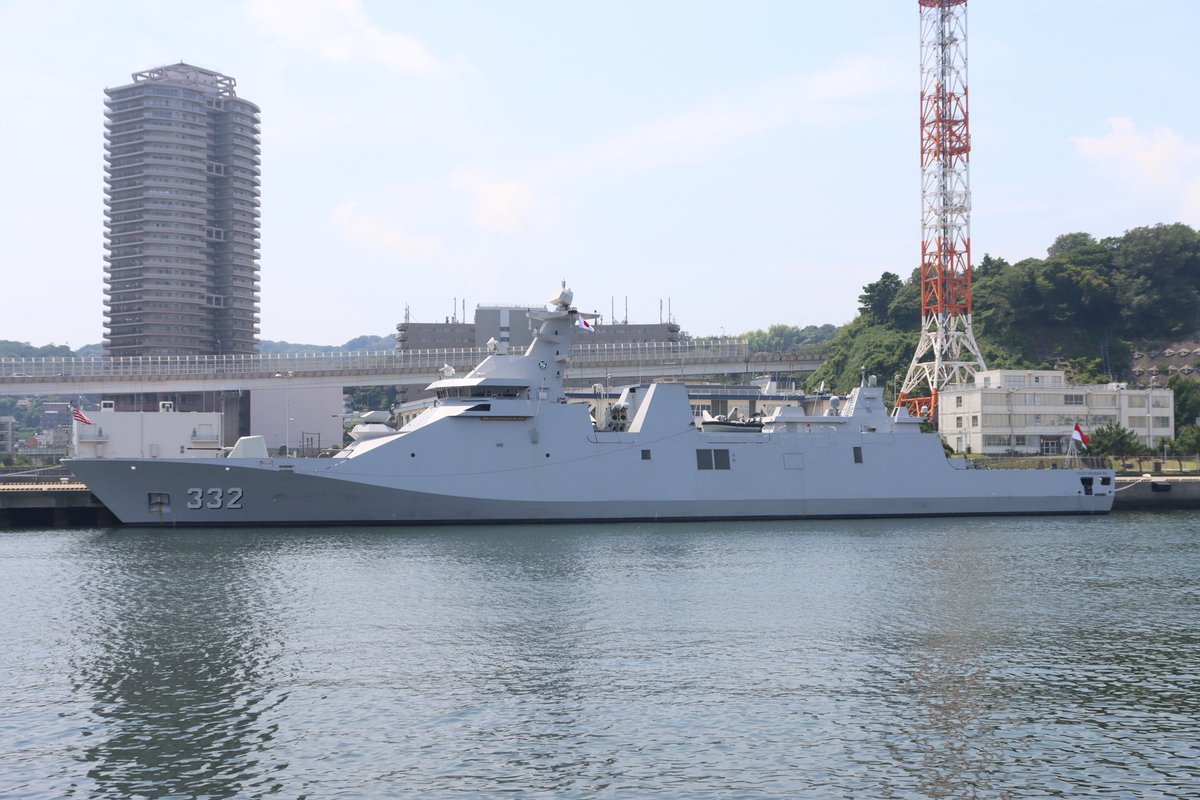 amy1410bi's tweet photo. インドネシア海軍🇮🇩
マルタディナタ級フリゲート
「イ・グスティ・ングラ・ライ」

YOKOSUKA軍港めぐりに乗船し、より近くで撮影。
全体的にステルス性を意識した艦形をしていて、護衛艦よりも薄い灰色が特徴的です。
艦橋の前部には35mm CIWSが搭載されてますね。
#インドネシア海軍　#横須賀基地 https://t.co/Y9u2J9xBhG