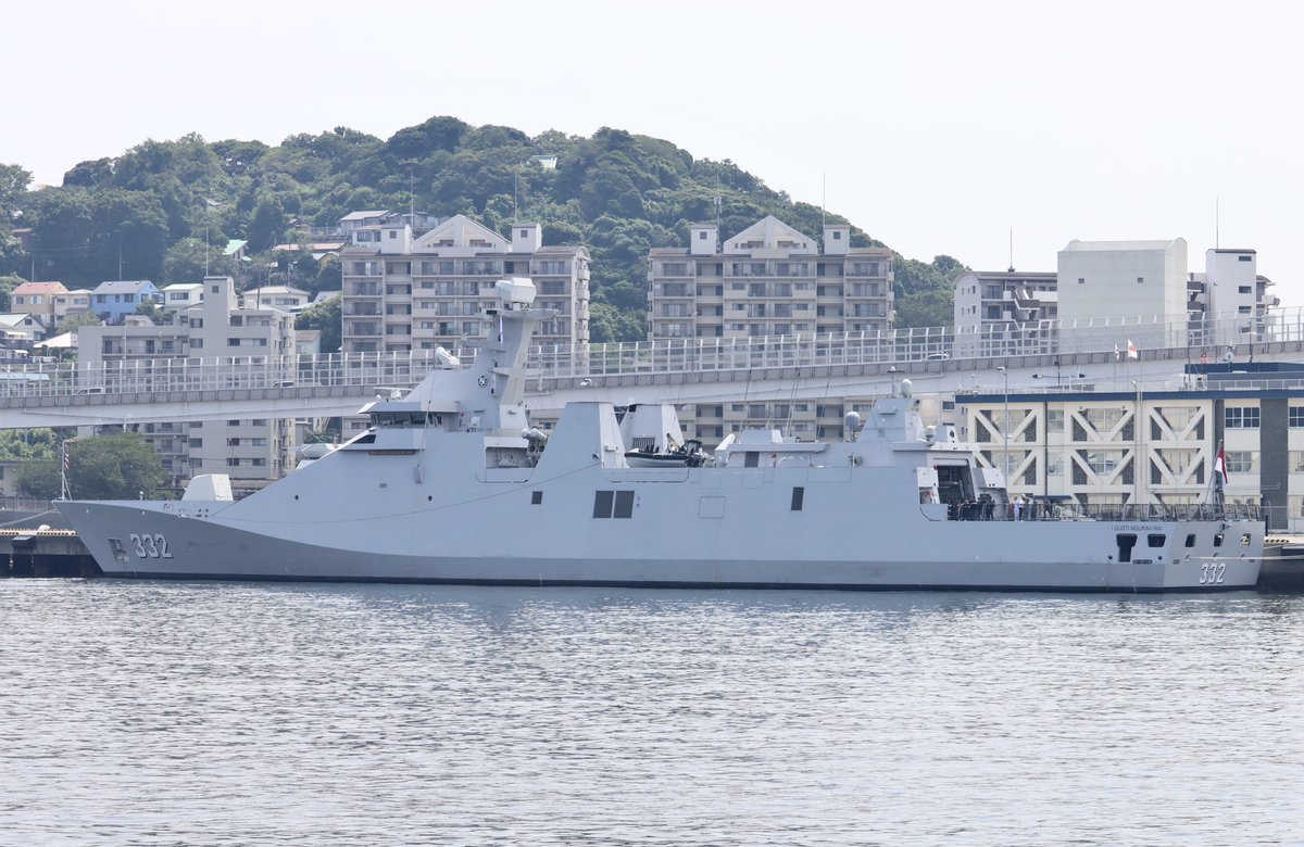 amy1410bi's tweet photo. インドネシア海軍🇮🇩
マルタディナタ級フリゲート
「イ・グスティ・ングラ・ライ」

YOKOSUKA軍港めぐりに乗船し、より近くで撮影。
全体的にステルス性を意識した艦形をしていて、護衛艦よりも薄い灰色が特徴的です。
艦橋の前部には35mm CIWSが搭載されてますね。
#インドネシア海軍　#横須賀基地 https://t.co/Y9u2J9xBhG