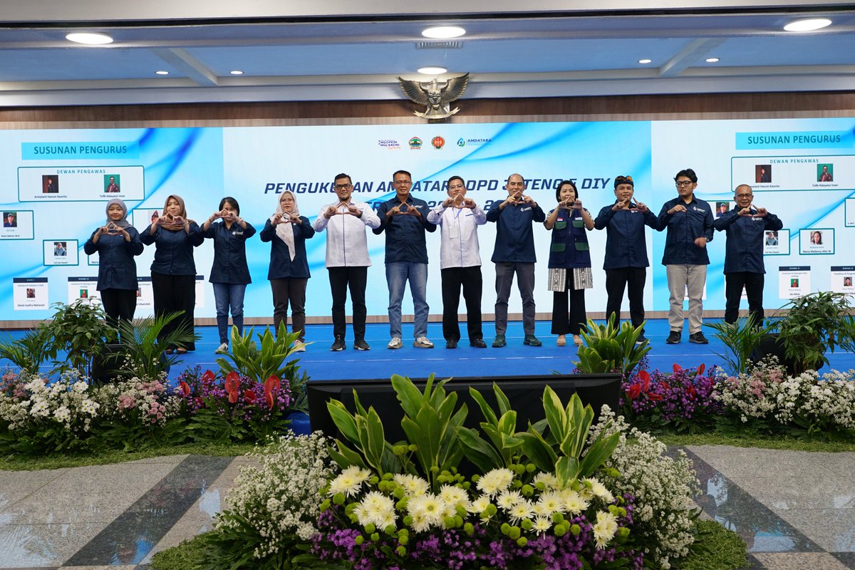 amdatara's tweet photo. Dalam sambutan Gubernur Jawa Tengah yang dibacakan oleh Urip Sihabudin, Pemerintah Provinsi Jawa Tengah menyampaikan apresiasi atas terbentuknya kepengurusan DPD AMDATARA Jawa Tengah–DIY dan berharap organisasi tersebut dapat menjadi mitra strategis pemerintah dalam menjaga keberlanjutan sumber daya air.  Pemerintah Provinsi Jawa Tengah menilai bahwa industri AMDK memiliki kontribusi penting terhadap perekonomian daerah. Namun, pemanfaatan sumber daya air harus selalu dilakukan secara bertanggung jawab agar dapat terus memberikan manfaat bagi masyarakat dan mendukung pembangunan jangka panjang.  “Mengingat Jawa Tengah menjadi salah satu basis industri air minum dalam kemasan terbesar nasional, AMDATARA diharapkan menjadi mitra strategis pemerintah dalam menjaga, melestarikan, dan mengelola sumber daya air secara berkelanjutan. Air adalah aset bersama yang sangat vital bagi kehidupan dan perekonomian,” demikian pesan Gubernur Jawa Tengah.  Pemerintah juga mendorong AMDATARA untuk menjadi garda terdepan dalam memastikan seluruh anggotanya mematuhi regulasi, standar mutu, dan keamanan pangan, sekaligus mempercepat penerapan ekonomi sirkular melalui pengelolaan dan daur ulang kemasan pascakonsumsi.

Sejalan dengan hal tersebut, Kepala Dinas Perindustrian dan Perdagangan Provinsi Jawa Tengah, July Emmylia, menekankan pentingnya transformasi menuju industri yang lebih hijau dan berdaya saing.  Menurutnya, AMDATARA memiliki peran strategis dalam memperkuat komitmen industri untuk menerapkan prinsip keberlanjutan, mengurangi dampak lingkungan, serta mendorong hilirisasi yang memberikan nilai tambah bagi perekonomian daerah.  “AMDATARA diharapkan memperkuat komitmen bersama dalam mendorong industri yang lebih ramah lingkungan, mendukung hilirisasi yang berkelanjutan, dan mempercepat penerapan ekonomi sirkular. Kolaborasi yang erat antara dunia usaha dan pemerintah akan menjadi kunci dalam mewujudkan pembangunan ekonomi yang berkelanjutan,” ujarnya.
#amdatara #musda #AMDKnusantara #airmunumdalamkemasan