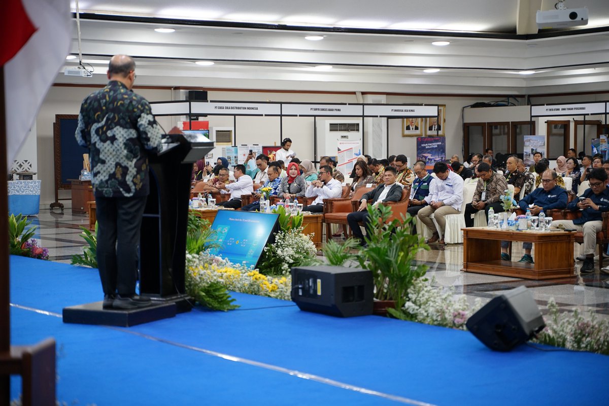 amdatara's tweet photo. Dalam sambutan Gubernur Jawa Tengah yang dibacakan oleh Urip Sihabudin, Pemerintah Provinsi Jawa Tengah menyampaikan apresiasi atas terbentuknya kepengurusan DPD AMDATARA Jawa Tengah–DIY dan berharap organisasi tersebut dapat menjadi mitra strategis pemerintah dalam menjaga keberlanjutan sumber daya air.  Pemerintah Provinsi Jawa Tengah menilai bahwa industri AMDK memiliki kontribusi penting terhadap perekonomian daerah. Namun, pemanfaatan sumber daya air harus selalu dilakukan secara bertanggung jawab agar dapat terus memberikan manfaat bagi masyarakat dan mendukung pembangunan jangka panjang.  “Mengingat Jawa Tengah menjadi salah satu basis industri air minum dalam kemasan terbesar nasional, AMDATARA diharapkan menjadi mitra strategis pemerintah dalam menjaga, melestarikan, dan mengelola sumber daya air secara berkelanjutan. Air adalah aset bersama yang sangat vital bagi kehidupan dan perekonomian,” demikian pesan Gubernur Jawa Tengah.  Pemerintah juga mendorong AMDATARA untuk menjadi garda terdepan dalam memastikan seluruh anggotanya mematuhi regulasi, standar mutu, dan keamanan pangan, sekaligus mempercepat penerapan ekonomi sirkular melalui pengelolaan dan daur ulang kemasan pascakonsumsi.

Sejalan dengan hal tersebut, Kepala Dinas Perindustrian dan Perdagangan Provinsi Jawa Tengah, July Emmylia, menekankan pentingnya transformasi menuju industri yang lebih hijau dan berdaya saing.  Menurutnya, AMDATARA memiliki peran strategis dalam memperkuat komitmen industri untuk menerapkan prinsip keberlanjutan, mengurangi dampak lingkungan, serta mendorong hilirisasi yang memberikan nilai tambah bagi perekonomian daerah.  “AMDATARA diharapkan memperkuat komitmen bersama dalam mendorong industri yang lebih ramah lingkungan, mendukung hilirisasi yang berkelanjutan, dan mempercepat penerapan ekonomi sirkular. Kolaborasi yang erat antara dunia usaha dan pemerintah akan menjadi kunci dalam mewujudkan pembangunan ekonomi yang berkelanjutan,” ujarnya.
#amdatara #musda #AMDKnusantara #airmunumdalamkemasan