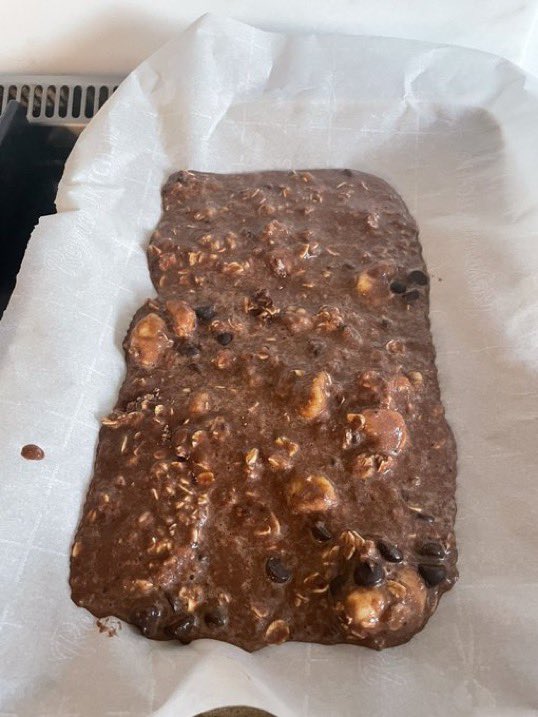 dansshep55's tweet photo. I don’t know how this will turn out but your boy trying to make chocolate chip brownies. Fingers crossed 🤞 

1 banana 
2 eggs 
Sugar free cocoa powder 
Sugar free chocolate chip 
No sugar Apple sauce 
2 scoops of oats 

Oven 450 degrees. 

Stay tuned https://t.co/IshYsblb6y