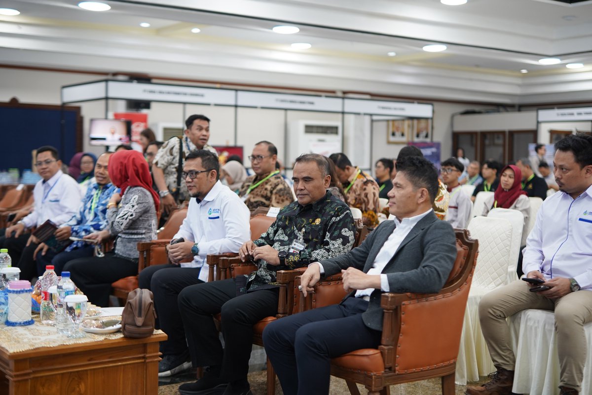 amdatara's tweet photo. Musyawarah Daerah I AMDATARA Jawa Tengah–DIY juga menjadi simbol semakin kuatnya komitmen industri AMDK untuk mengambil peran aktif dalam menjaga kelestarian sumber daya air, mengembangkan sistem ekonomi sirkular, meningkatkan kepatuhan terhadap standar mutu dan keamanan pangan, serta mendukung berbagai program pembangunan daerah.  Dengan kepengurusan baru yang telah terbentuk, AMDATARA optimistis dapat memperkuat perannya sebagai mitra strategis pemerintah dan masyarakat dalam mewujudkan industri AMDK yang maju, bertanggung jawab, dan berkelanjutan. Organisasi juga berharap Jawa Tengah dan DIY dapat menjadi contoh pengembangan industri yang mampu menghadirkan keseimbangan antara pertumbuhan ekonomi, perlindungan lingkungan, dan kesejahteraan masyarakat.
#amdatara #musda #AMDKnusantara #airmunumdalamkemasan