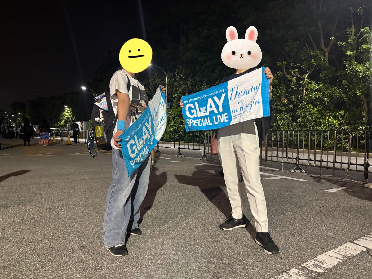 banli_co's tweet photo. 2DAYSハイコミありがとうございました！ハイ呑みニケーション🍻や、当日声かけていただいた方、1DAY後ろの席の方々、2DAYのガチャ列にいた親子、JIROシールと交換してくれたお姉さんetc...
GLAYがなければ出会うことなかったひとたち、貴重で尊い縁だと思っています🥰
#GLAY #幕張 https://t.co/Xg23dADuQH