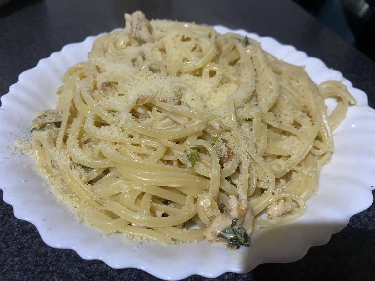 jkargento's tweet photo. hoy tocó cocinar la mejor comida del mundo o sea fideos con salsa de verdeo y pollo https://t.co/uMM8Sl904e