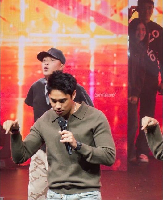doughnbil's tweet photo. a gf watching her bf whilst rehearsing for their BTS performance wahahaha ang cute ✋🥹

(c) shotsbysaraah https://t.co/RxQxsuFwfx