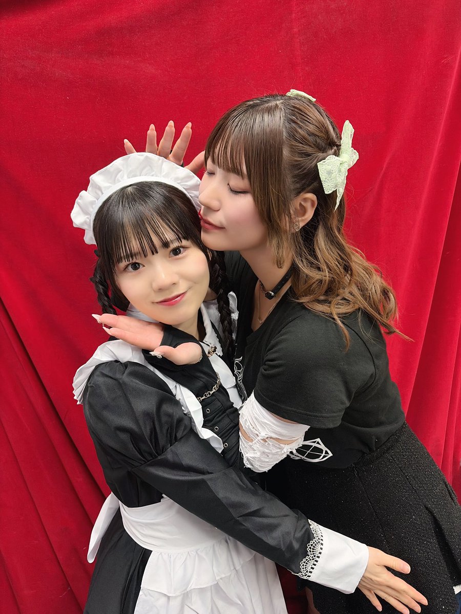 mmeo_914's tweet photo. しおりん！！！ちょっと流石に愛が強めにでてしまった、久々の職権濫用でした。
引かれてないかな、しおりんすきです。

そんな小さな体のそんな可愛い顔のどこからそんなに力強い声が出るのって不思議でたまらなかった最初。
でも見てればわかる、伝えようとする力がとてつもない。フロアを見つめる手が大好き。
表情、ダンス、歌、全部にある、バシバシ伝わってくるしおりんの届けようとする気持ち、ああすげえ、ライブってすげえってさせてくる、喰らわせられる
しおりん、またライブで。

あ、これ1枚しおりん崇めてる写真は、
さりちゃんコラボ曲の少し踊ってたところのフリ起こしをしおりんに頼んで完璧に教えてくれて大感謝してる写真です。