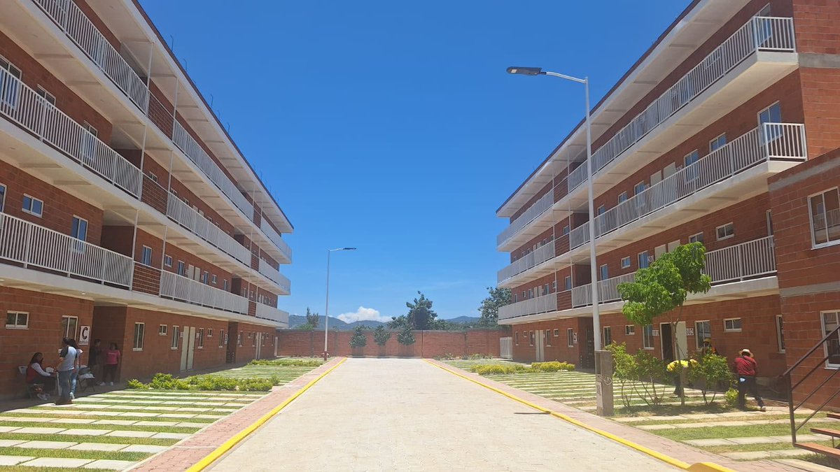 AciertaOaxaca's tweet photo. Como parte del proyecto habitacional🏘️ Pueblos Hermanos en la región #Mixteca, la Presidenta de México, @Claudiashein y el Gobernador @salomonj entregaron 68 viviendas a familias que ahora cuentan con un lugar seguro🔐, digno y adecuado para vivir.
La mandataria federal🇲🇽 dijo que con el Plan Nacional, 5.2 millones de familias vieron reestructurados sus créditos impagables, 1.8 millones se benefician con el programa de mejoramiento de vivienda, con créditos o incluso apoyos directos💰, y un millón de familias obtendrán las escrituras de su casa.
Por su parte, 👤Jara Cruz destacó que "hoy en #Oaxaca están en marcha 17 proyectos con una inversión superior a los 5 mil 362 millones de pesos, recursos que permitirán construir 8 mil 938 viviendas🏡 y beneficiar a 35 mil 700 personas".