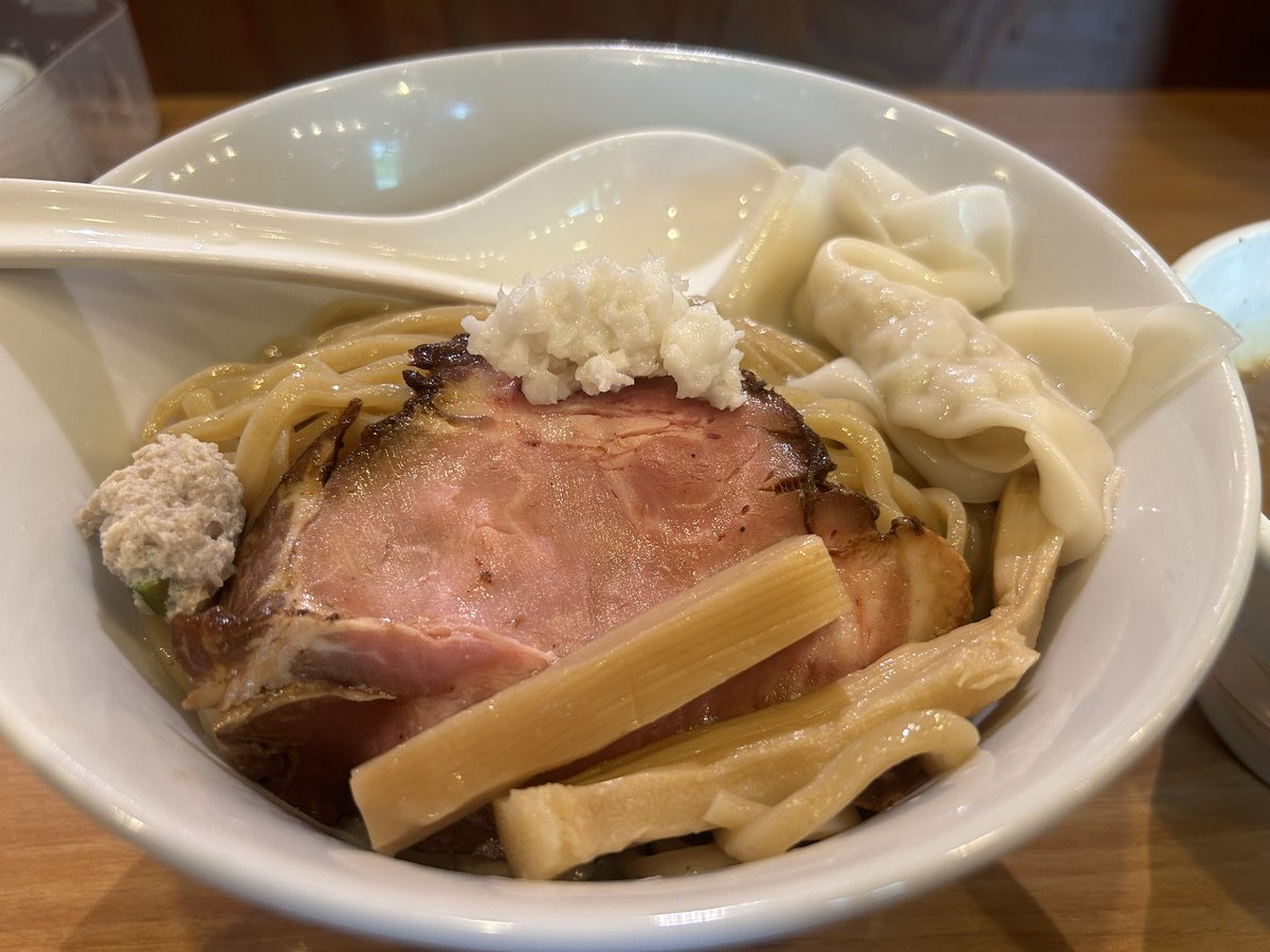 tetsuvovaaa's tweet photo. これ本当に美味しいから釧路民だけじゃなくて、釧路に来た人は是非食べてほしい。

麺の旨みもすごいし、背脂をスープに溶かす背徳感、チャーシューの香りも最高。

割りスープで全部飲み干すのも...いい🥹 https://t.co/wOaoo8sk7P
