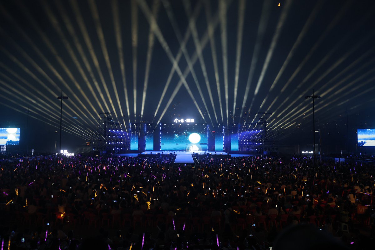 dduebh's tweet photo. 「今晚的 livehouse 太燃了！主唱一开口就把场子焊在沸点，台下全是蹦到出汗的同好，耳机里的歌终于在现场活了过来」， https://t.co/Pgh8Fk6TLO