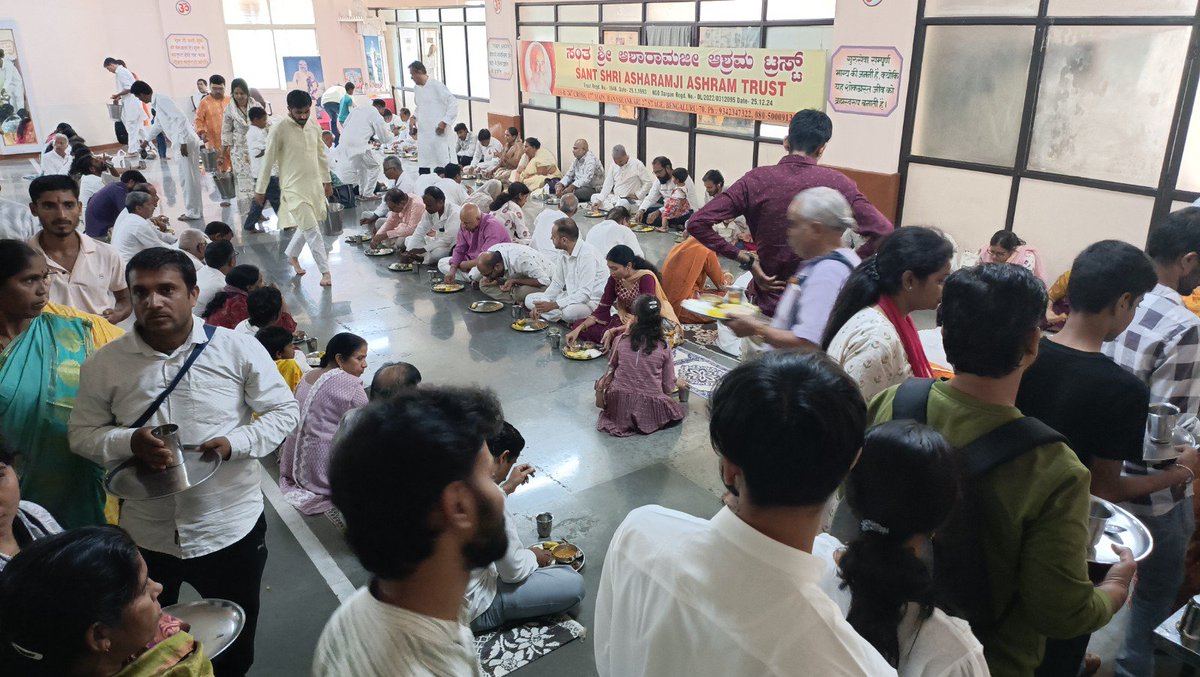 AshramBlr's tweet photo. @RishiPrasadOrg @RishiDarshan #GuruPurnima was celebrated with great devotion by the sadhaks at Sant Shri Asharamji Ashram, #Bengaluru.
The event witnessed the heartfelt participation of hundreds of #Bengalurians, reflecting the enduring faith in #Bapuji.
For More details, visit us at: https://t.co/kMkJzbausx https://t.co/2Da6RREiQL